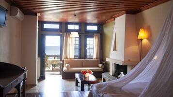 Televisión y chimenea