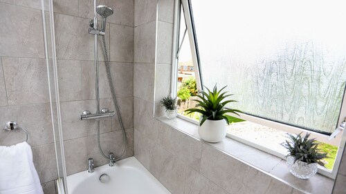 Hillingdon UB10 - Classic 3 Bedroom/ 2 Bathroom House