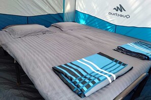 Tabla de planchar con plancha, wifi gratis y ropa de cama 