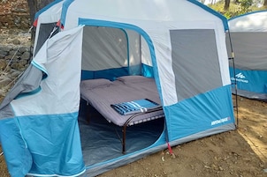 Tabla de planchar con plancha, wifi gratis y ropa de cama 