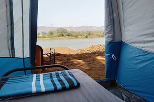 Tabla de planchar con plancha, wifi gratis y ropa de cama 