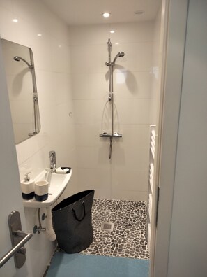Douche, serviettes fournies
