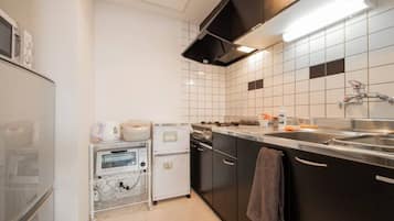 Habitación doble, no fumadores | Cocina básica privada | Frigorífico, microondas, placa de cocina y hervidor eléctrico