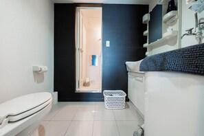 Bañera y ducha independientes, artículos de tocador gratuitos
