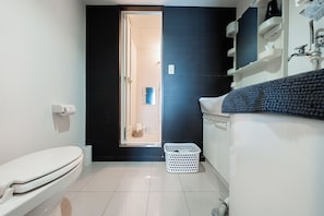 Bañera y ducha independientes, artículos de tocador gratuitos