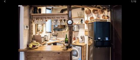 Mikrowelle, Wasserkocher mit Kaffee-/Teezubehör, Toaster