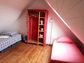 4 bedrooms, iron/ironing board, free WiFi, bed sheets