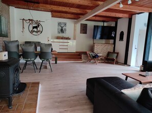 Televisión, chimenea, reproductor de DVD y tenis de mesa 