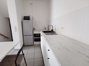 Apartment | Private kitchen | Fridge, microwave, oven, stovetop - Apartment Close to Lake Ferienwohnung Seenah (Sipplingen)