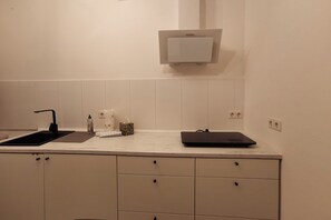 Apartment | Private kitchen | Fridge, microwave, oven, stovetop - Apartment Close to Lake Ferienwohnung Seenah (Sipplingen)
