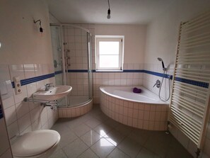 Apartamento | Banheiro | Banheira e chuveiro separados, banheira de imersão, secador de cabelo 
