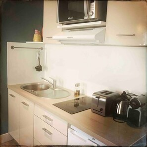 Réfrigérateur, micro-ondes, four, plaque de cuisson