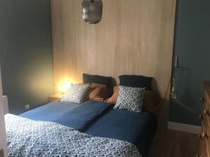 Tabla de planchar con plancha, cuna de viaje, wifi gratis y ropa de cama