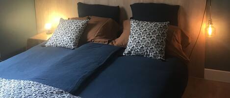 Een strijkplank/strijkijzer, reisbedje, gratis wifi, beddengoed