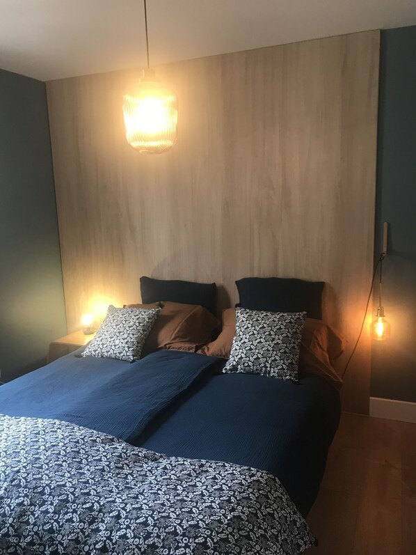 Fer et planche à repasser, lit parapluie, Wi-Fi gratuit, draps fournis