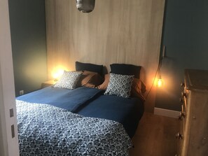 Tabla de planchar con plancha, cuna de viaje, wifi gratis y ropa de cama