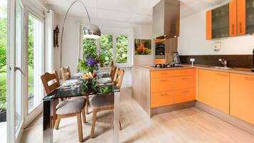 Réfrigérateur, four, lave-vaisselle, cafetière/bouilloire