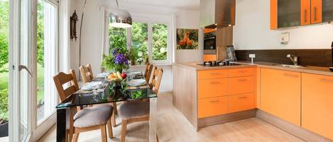 Fridge, oven, dishwasher, coffee/tea maker