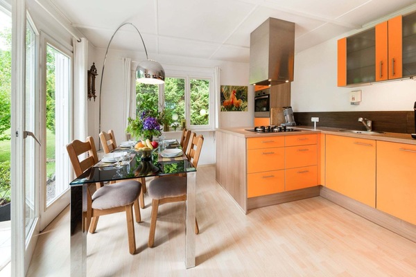 Een koelkast, een oven, een kookplaat, een vaatwasser