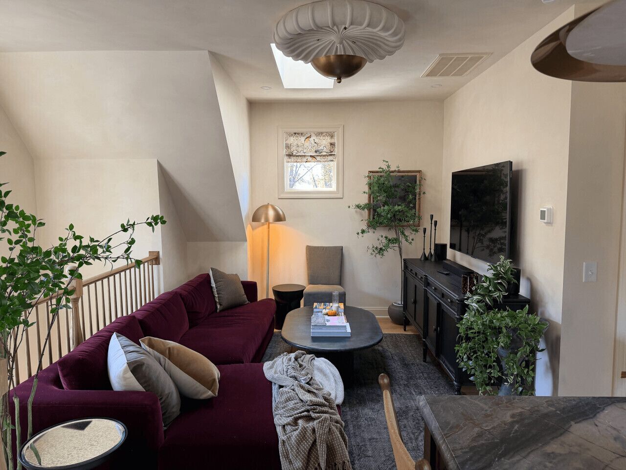 Smart-tv, een open haard, videospelletjes en Netflix