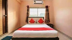 Hypo-allergenic bedding available, iron/ironing board (on request) - Hotel Surya Residency (Bengaluru)