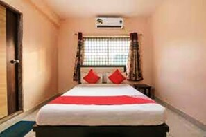 Hypo-allergenic bedding, iron/ironing board, free WiFi, bed sheets - Hotel Surya Residency (Bengaluru)