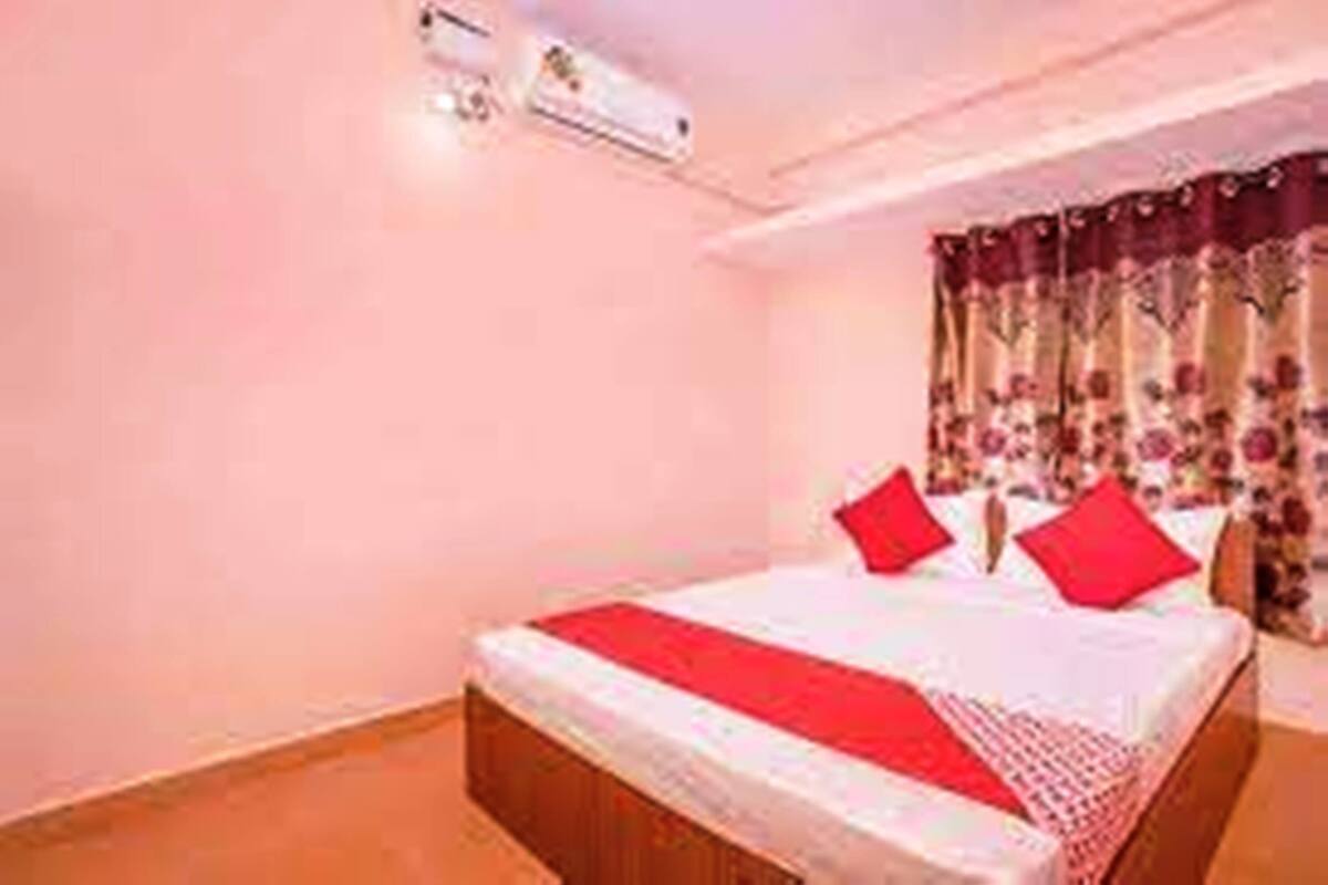 Hypo-allergenic bedding, iron/ironing board, free WiFi, bed sheets