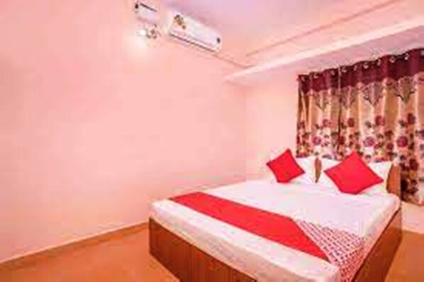 Hypo-allergenic bedding, iron/ironing board, free WiFi, bed sheets