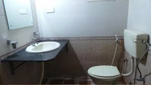 Shower, rainfall showerhead, free toiletries, hair dryer (on request) - Hotel Surya Residency (Bengaluru)