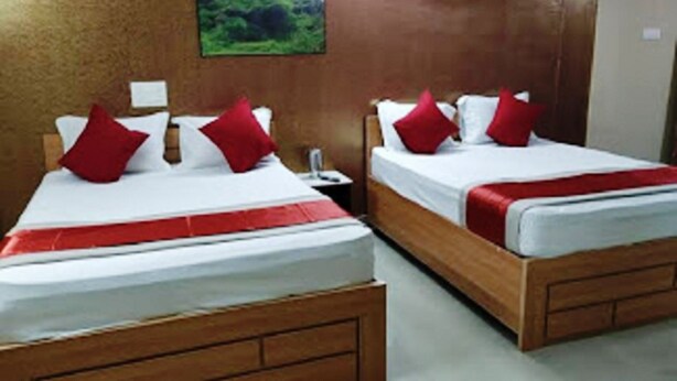 Hypo-allergenic bedding available, iron/ironing board (on request) - Hotel Surya Residency (Bengaluru)