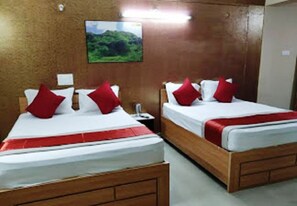 Hypo-allergenic bedding, iron/ironing board, free WiFi, bed sheets