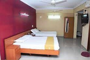 Hypo-allergenic bedding, iron/ironing board, free WiFi, bed sheets - Hotel Surya Residency (Bengaluru)