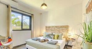 4 bedrooms, iron/ironing board, travel crib, WiFi - VILLA SYLBRIA - 4-bedroom villa, heated pool & sea view (ETANG SALE LES HAUTS)