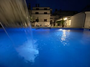 حمام سباحة