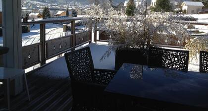 Geräumiges Haus mit Sauna, Südterrasse und Nähe zu Gérardmer Zentrum und See.