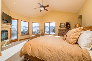 5 bedrooms, iron/ironing board, free WiFi, bed sheets - Spacious Home with WIFI, Pool Table, and Panoramic Views (Sun Valley)