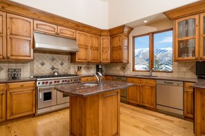 Mikroaaltouuni, uuni, liesi, astianpesukone