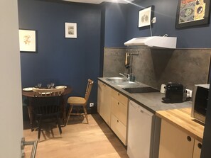 Kühlschrank, Mikrowelle, Ofen, Herdplatte