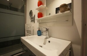 Dusche, Haartrockner, Handtücher, Toilettenpapier