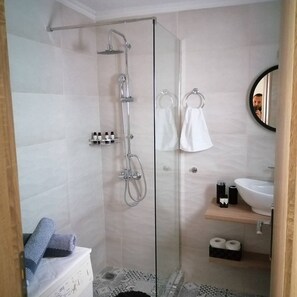 Ducha, secador de pelo, toallas y jabón