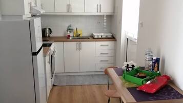 Refrigerador, microondas, horno y cafetera y tetera