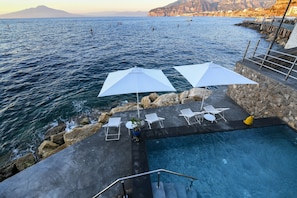 Seasonal outdoor pool, free cabanas, pool umbrellas