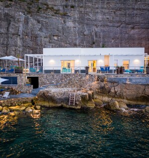 واجهة المنشأة - في المساء/الليل