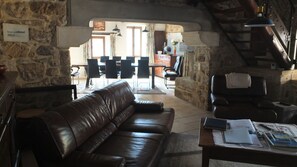 TV, offices - Maison Avec Grand Terrain (Chassiers)