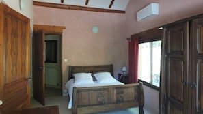 4 bedrooms, desk, iron/ironing board, travel crib