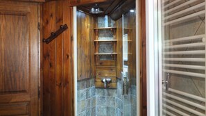 Bathtub, hair dryer, towels, toilet paper - Maison Avec Grand Terrain (Chassiers)