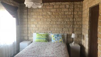 2 bedrooms, iron/ironing board, free WiFi, bed sheets