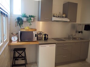 Réfrigérateur, micro-ondes, four, plaque de cuisson