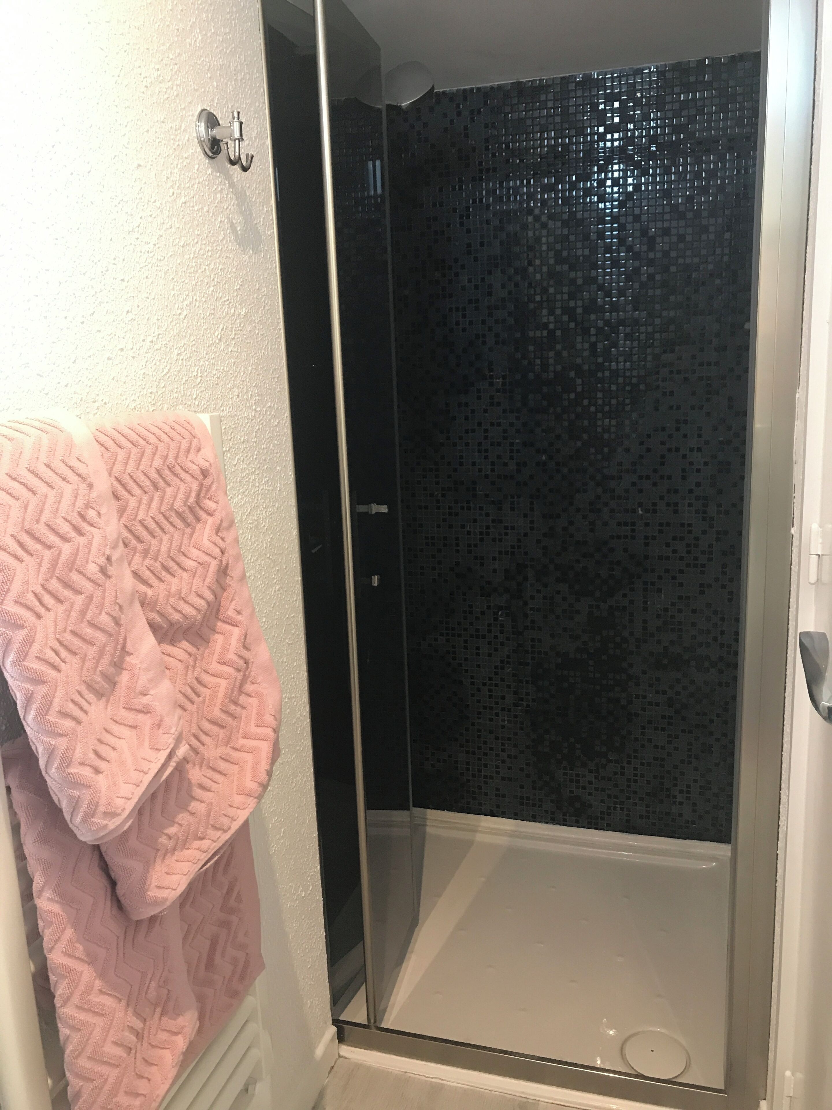 Dusche, umweltfreundliche Kosmetikartikel, Haartrockner, Handtücher