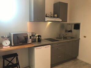 冷蔵庫、電子レンジ、オーブン、コンロ